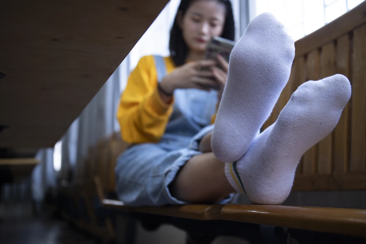 [Mzsock] NO.019 From a tricky angle, Sichuan girl Linlin shows off her beautiful feet in the classroom Southern football skills#[121P]-32